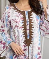 جلابية قطنية بطبعة أزهار ناعمة وتطريز مغربي