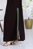 جلابية مخمل فاخرة بتطريز يدوي على الصدر وتصميم واس...