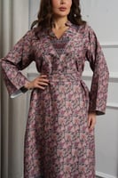 جلابية كشميري فاخرة بنقوش أزهار مطرزة بالفصوص