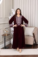 جلابية مخمل فاخرة مطرزة بنقوش تراثية على الصدر وال...