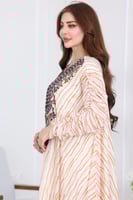 جلابية شيفون مجعد بنقشة خطوط وتطريز تراثي