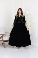 جلابية مخمل سهرة مطرزة يدويًا بتفاصيل خرز لامعة وت...