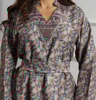 جلابية كشميري فاخرة بنقوش أزهار مطرزة بالفصوص