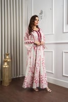 جلابية قطنية بطبعة أزهار ناعمة وتطريز مغربي