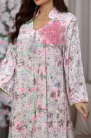 جلابية مخمل فضفاضة مطرزة بالترتر مع وردة كبيرة على...