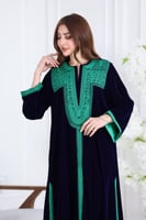 جلابية مخمل فاخرة بتطريز يدوي على الصدر وتصميم واس...