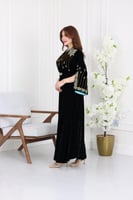 جلابية مخمل سهرة مطرزة يدويًا بتفاصيل خرز لامعة وت...