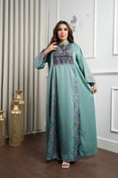 جلابية كشميري بقصة واسعة مريحة مع تفاصيل زخرفية مم...