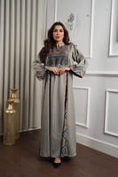 جلابية كشميري بقصة واسعة مريحة مع تفاصيل زخرفية مم...