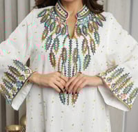 جلابية لينن بتطريز صوف ملون