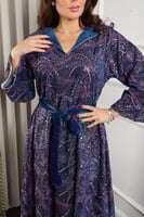 جلابية مخمل واسعة أنيقة مطرزة بالترتر اللامع