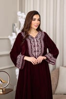 جلابية مخمل فاخرة مطرزة بنقوش تراثية على الصدر وال...