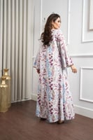 جلابية قطنية بطبعة أزهار ناعمة وتطريز مغربي