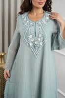 جلابية شيفون سهرة مطرز بالفصوص مع أكمام واسعة وكلف...