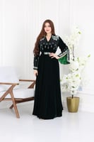 جلابية مخمل سهرة مطرزة يدويًا بتفاصيل خرز لامعة وت...