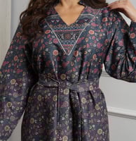 جلابية كشميري فاخرة بنقوش أزهار مطرزة بالفصوص