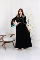 جلابية مخمل سهرة مطرزة يدويًا بتفاصيل خرز لامعة وت...