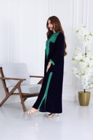 جلابية مخمل فاخرة بتطريز يدوي على الصدر وتصميم واس...