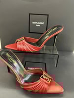 كعب سان لوران احمر