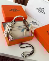 شنط هرمز لوقو فضي مقاس18سم