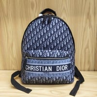 شنط ديور على الظهر