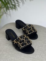 شبشب بكعب جلد شانيل مزين بسلاسل ذهبية لون اسود