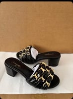 شبشب بكعب جلد شانيل مزين بسلاسل ذهبية لون اسود