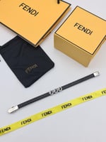 اساور فندي جلد مع الملحقات