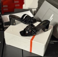 كعب سان لوران يتوفر بالطلب