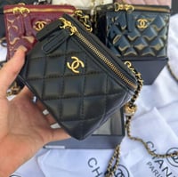 أسود لوقو ذهبي