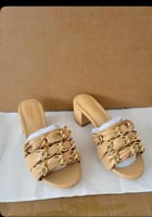 شبشب بكعب جلد شانيل مزين بسلاسل ذهبية لون بيج