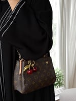 شنطه لويس فيتون ماستر مع الكرز