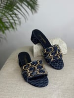 شبشب شانيل دينيم ازرق مع كعب مزين بسلاسل