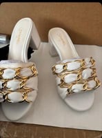 شبشب بكعب جلد شانيل مزين بسلاسل ذهبية لون ابيض