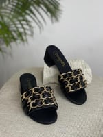 شبشب بكعب جلد شانيل مزين بسلاسل ذهبية لون اسود