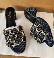 شبشب شانيل دينيم ازرق مع كعب مزين بسلاسل