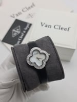 ساعة فانكليف اسود