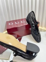 فلات قوتشي اسود