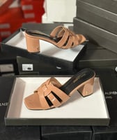 كعب سان لوران يتوفر بالطلب