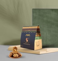 كرات التمر محشية بالطحينة ومغطاة بالسمسم