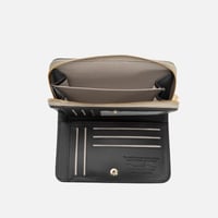 محفظة نسائية بألوان مختلفة