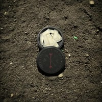 لوكر اسود جلد بلمسة حمراء