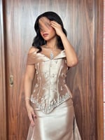 فستان سهرة ملكي فاخر يجمع بين الفخامة والرقي