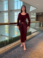 فستان سهرة جوخ بلون نبيذي فاخر بتصميم أنيق وراقي