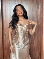 فستان سهرة ملكي فاخر يجمع بين الفخامة والرقي