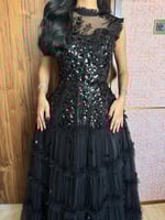 فستان سهرة مطرز بالترتر مع طبقات تول فاخرة