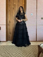 فستان سهرة مطرز بالترتر مع طبقات تول فاخرة