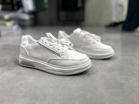 حذاء رجالي انيق و عملي متوفر بلونين ابيض - بيج