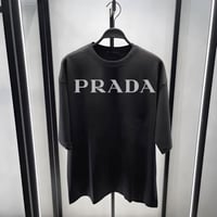 تيشيرت برادا أسود بشعار بارز - للرجال