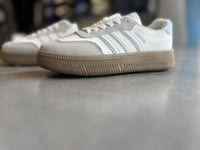 حذاء رياضي نسائي ورجالي